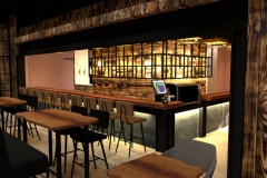 Zicht op de bar van Buck bar.kitchen. de wanden zijn in licht geblakerd hout - Shou Sugi Ban stijl