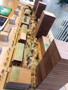 Maquette van de plannen aan de Meppelweg - Den Haag voor ERA Contour. Maquette gemaakt voornamelijk in hout, met kleurrijke binnentuinen - schaal 1 op 300